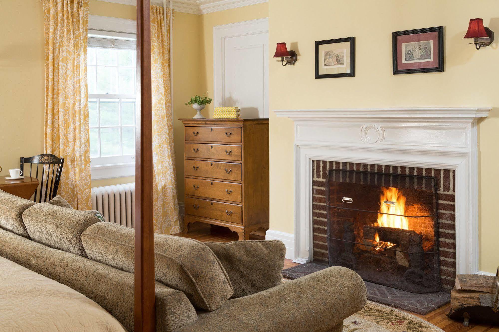 Four Chimneys Inn Bennington Εξωτερικό φωτογραφία